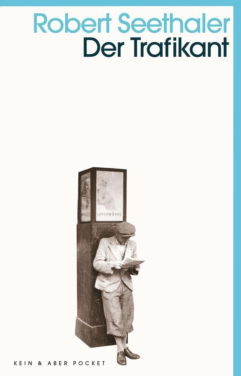 Das Buchcover von 'Der Trafikant' von Robert Seethaler zeigt eine retrostilistische Illustration eines Mannes, der vor einem Zeitungsstand steht und eine Zeitung liest. Der Hintergrund ist weiß, und der Titel des Buches sowie der Autorenname sind in hellblauer Schrift.