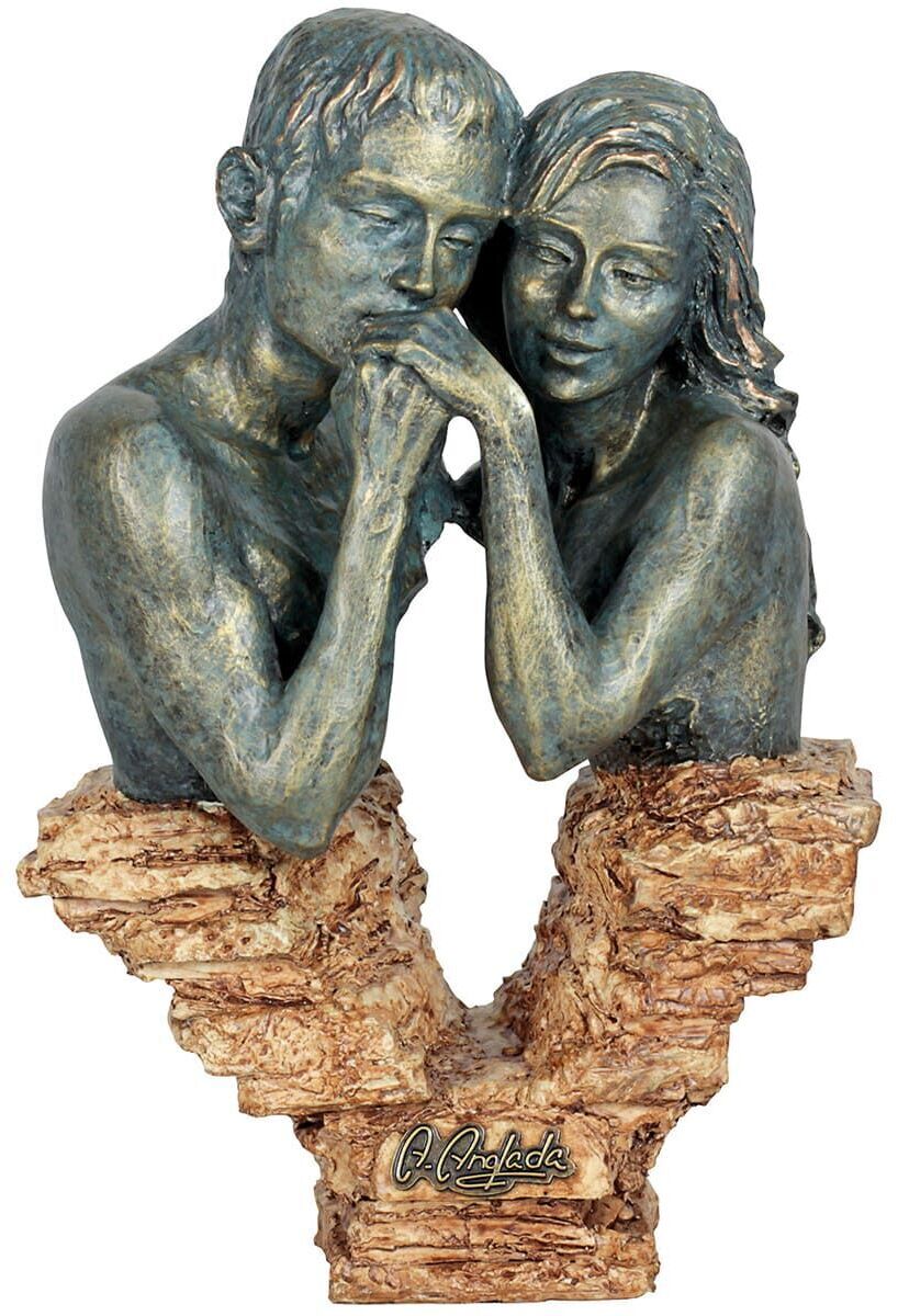Die Skulptur »First Love« von Angeles Anglada zeigt ein inniges Liebespaar in einer detailreichen Bronzeoptik, gefertigt aus Gießharz. Die Figur steht auf einem strukturierten Sockel, der wie brüchiger Fels aussieht, und vermittelt starke Emotionen der Zweisamkeit und Romantik.