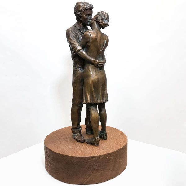 Patinierte Bronze-Skulptur »Kuss« von Christoph Pöggeler