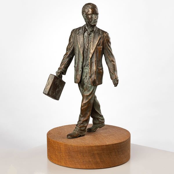 Patinierte Bronze-Skulptur »Geschäftsmann« von Christoph Pöggeler