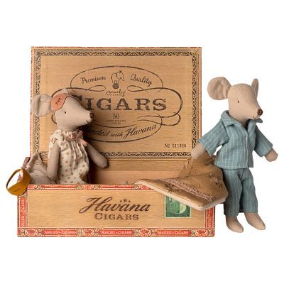 Zwei liebevoll gestaltete Stoffmäuse, dargestellt als Mama und Papa, sitzen und stehen in einer dekorativen Zigarrenkiste mit Aufdruck 'Havana Cigars'. Mama Maus trägt ein geblümtes Kleid und eine Blume am Ohr, Papa Maus ist in einen blauen Pyjama gekleidet. Die Szene wirkt nostalgisch und eignet sich als Spielzeug oder Dekoration für Kinderzimmer.