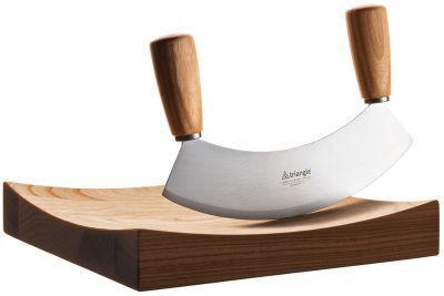 Das Wiegemesser »Soul« besteht aus einer gebogenen Edelstahlklinge mit zwei Holzgriffen, stehenderweise auf einem dazugehörigen, rechteckigen Schneidebrett. Die Klinge ist scharf und die Griffe ergonomisch gestaltet.