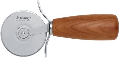 Schlichter, hochwertiger Pizzaschneider »Soul« von triangle mit robustem, silbernem Schneidrad aus Edelstahl und ergonomisch geformtem, braunem Holzgriff aus Pflaumenholz. Modernes Design, detailreich sichtbare Holzmaserung. Ideal als Geschenk in der Küche.