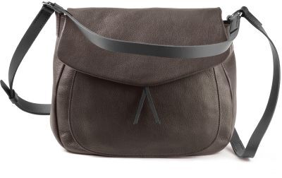 Abgebildet ist eine dunkelbraune Slingbag aus Leder von Harold's Lederwaren GmbH. Die Umhängetasche hat eine große Klappe, dezente Ziernähte und einen schwarzen, verstellbaren Schulterriemen. Die Tasche wirkt hochwertig und modern, ideal für den Alltag oder das Büro.