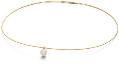 Feine, goldene Halskette mit schlichtem Design. In der Mitte hängt eine runde, weiße Perle. Die Kette wirkt zart und modern, mit einem eleganten Verschluss. Das Collier liegt auf weißem Hintergrund und reflektiert zart das Licht.