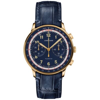Abgebildet ist eine elegante Herrenuhr der ZEIT-Sonderedition »Telemeter« von Junghans mit rundem, goldfarbenem Gehäuse und dunkelblauem Lederarmband. Das Zifferblatt ist in Dunkelblau gehalten mit goldenen Zeigern und Indizes sowie weißen und roten Markierungen. Die Uhr hat drei kleine Hilfszifferblätter, eine feine Minuterie und chronographische Funktionen.