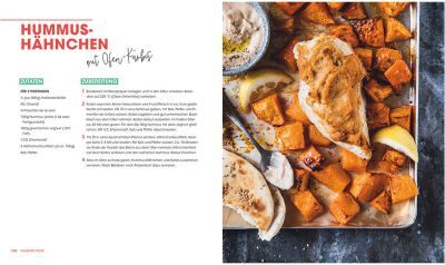 Eine aufgeschlagene Seite aus dem Kochbuch »Studieren, kochen, leben« - Das Kochbuch für Studierende zeigt ein Rezept für Hummus-Hähnchen mit Ofen-Kürbis. Auf der linken Seite sind die Zutaten und Zubereitungsschritte beschrieben, während auf der rechten Seite ein Foto des fertigen Gerichts zu sehen ist.