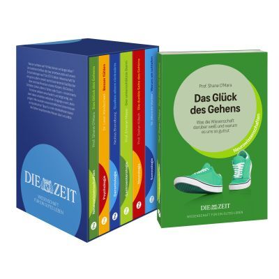 Mehrteiliges ZEIT-Edition Buchset mit dem Titel »Wissenschaft für ein gutes Leben«, bestehend aus mehreren farbigen Büchern in einer blauen Box. Das vorderste Buch hat einen grünen Umschlag mit zwei illustrierten Turnschuhen und dem Titel »Das Glück des Gehens« von Prof. Shane O'Mara.