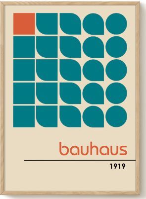 Plakat im Rahmen mit dem Titel 'Transform Ausstellung 1923'. Es zeigt eine abstrakte Komposition aus Blöcken von Türkis und einem einzelnen orangefarbenen Quadrat, unterzeichnet mit dem Wort 'bauhaus' und der Jahreszahl 1919.