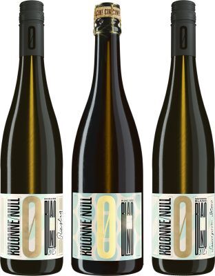 Drei Flaschen alkoholfreier Wein der Marke 'Try Dry' ZEIT Edition mit elegantem Etikett und schwarzer, goldener sowie weißer Farbgestaltung.