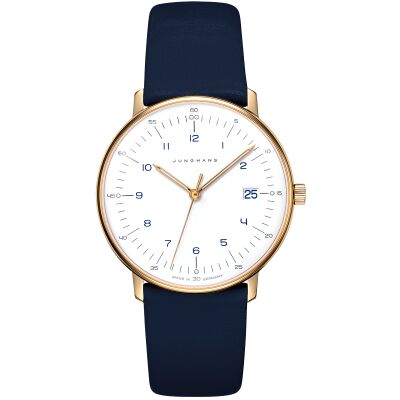 Elegante Damenarmbanduhr der Marke Junghans, Sonderedition für DIE ZEIT. Das flache Edelstahlgehäuse mit goldfarbener PVD-Beschichtung und weißem Zifferblatt zeigt filigrane, blaue Zahlen und Zeiger. Das schlichte, glatte Lederarmband ist tiefblau, die Uhr wirkt minimalistisch und luxuriös.