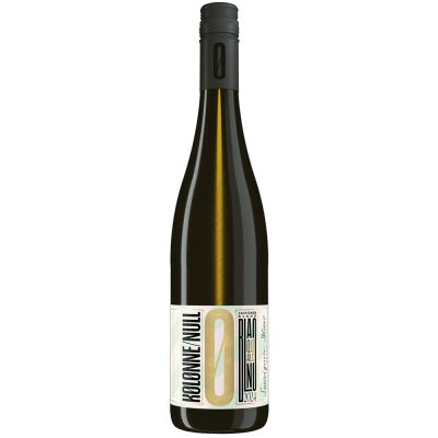 Eine einzelne, moderne Flasche alkoholfreier Weißwein der ZEIT-Selektion »Try Dry«, stehend vor weißem Hintergrund. Die Flasche verfügt über ein stilvolles Etikett mit goldenen und grünen Akzenten und einem Schraubverschluss.