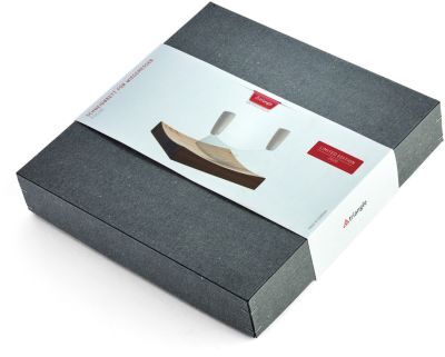 Eine Verpackung des Wiegemesserbretts »Soul« mit einem Bild des Produkts auf der Vorderseite. Die Verpackung hat eine schwarze Basis mit einem weißen Etikett, welches das Produkt zeigt.