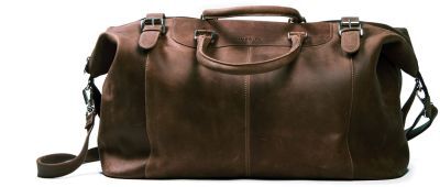 Große Lederreisetasche in Braun mit zwei Griffen und einem langen Schulterriemen. Ideal für Reisen oder Wochenendausflüge.