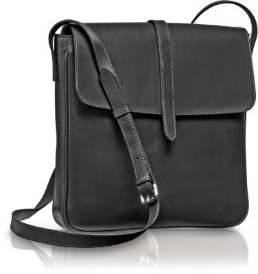 Eine elegante schwarze Umhängetasche aus Leder, bezeichnet als »Saddle Bag« Umhängetasche, mit einer minimalistischen und stilvollen Optik.
