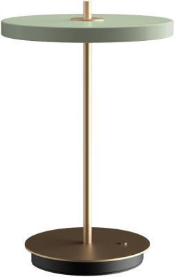 Tischlampe »Asteria Move II«: Eine minimalistische Tischlampe mit einem grünen, flachen Lampenschirm, einem goldenen Stiel, und einem schwarzen Sockel. Modernes und elegantes Design.
