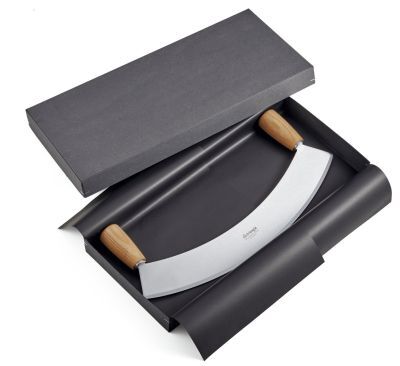 Schneideutensil mit 36cm langer, einschneidiger Edelstahlklinge, markanter Griff aus braunem Esche Kernholz. Produkt präsentiert auf hellem Hintergrund, feine Maserung des Holzes deutlich sichtbar. Edles, funktionales Küchenwerkzeug der Marke triangle.