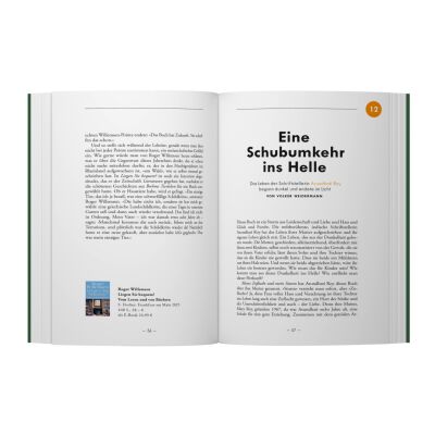 Offenes Buch der ZEIT-Edition »Bücherkompass« mit zwei sichtbaren Innenseiten. Links unten ist ein kleiner Buchumschlag abgebildet, rechts groß der Titel „Eine Schubumkehr ins Helle“. Klar strukturierte, schwarz gedruckte Texte auf weißem Papier, kleine orange Kreisgrafik mit Nummer oben rechts. Professionelles, ruhiges Layout.