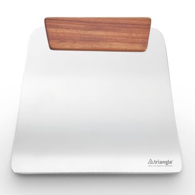 Die Gemüseschaufel von triangle besitzt eine breite, flache Klinge aus silbrig glänzendem Edelstahl mit abgerundeten Ecken und einem ergonomischen Griff aus warm getöntem Kirschholz. Das Logo von triangle ist unten rechts auf der Klinge sichtbar.