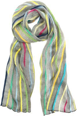 Der Leinenschal Bunt von Isensee ist aus grauem Leinenstoff mit langen, vertikalen Streifen in leuchtenden Farben wie Gelb, Blau, Grün, Türkis und Rot. Der Schal wirkt leicht und freundlich, perfekt als modisches Accessoire zu lässigen oder eleganten Outfits.
