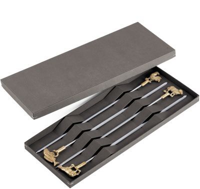 Ein Set aus Edelstahl-Grillspießen in einer schwarzen Schachtel mit goldenen Verzierungen an den Griffen.