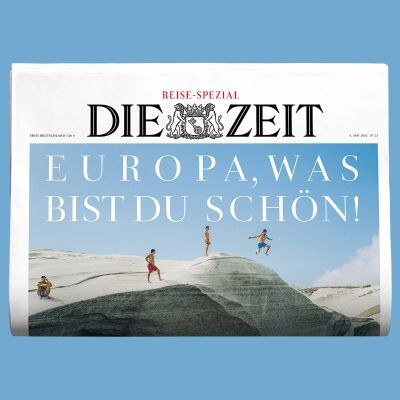 Titelblatt der Wochenzeitung DIE ZEIT 21/2026 Sonderausgabe „Reise-Spezial“. Der Titel lautet „Europa, was bist du schön!“. Auf dem Cover springen vier Menschen über helle Felsen vor blauem Himmel. Das Zeitungsformat ist klassisch, der Hintergrund ist hellblau.
